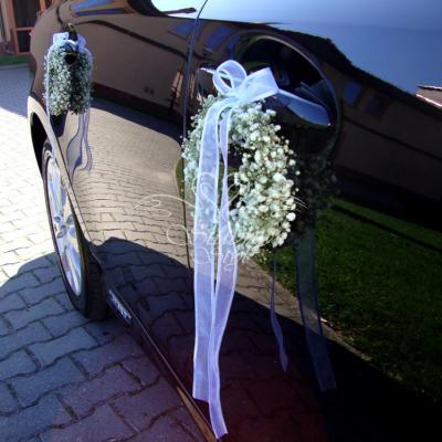 Dekoracja klamki auta wiankiem z gipsówki i wstążeczką