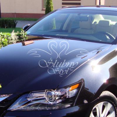 Dekoracje samochodu girlandą i wiankami