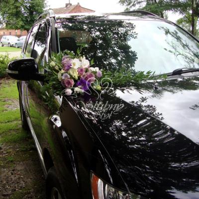 Delikatna dekoracja w odcieniach fioletu i bieli z zielenią