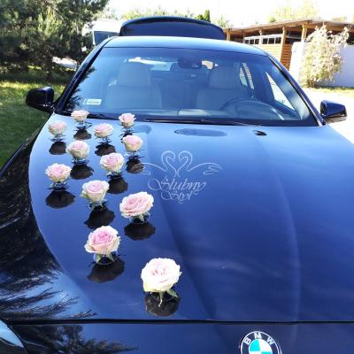 Eleganckie róże na masce samochodu - dekoracja na ślub