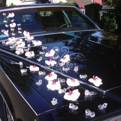 Dekoracja auta weselnego kryształkami i świeżymi storczykami
