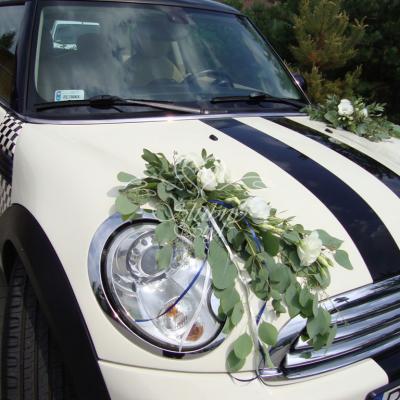 Dekoracja auta weselnego populusem i eustomą