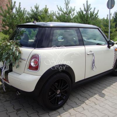 Dekoracje samochodu girlandą i wiankami