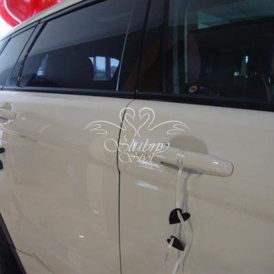 Dekoracje klamki samochodu serduszkami na wstążce