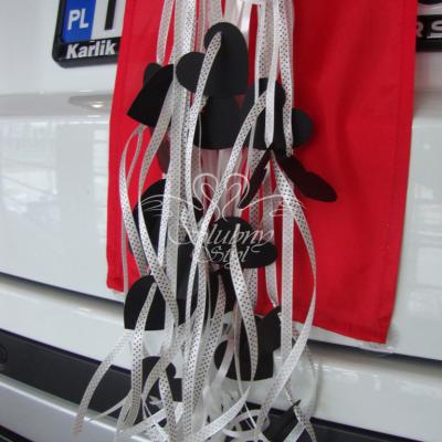 Dekoracje auta na prezent serduszkami na wstążkach