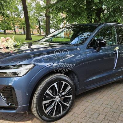 Dekoracja samochodu do ślubu - biel i róż