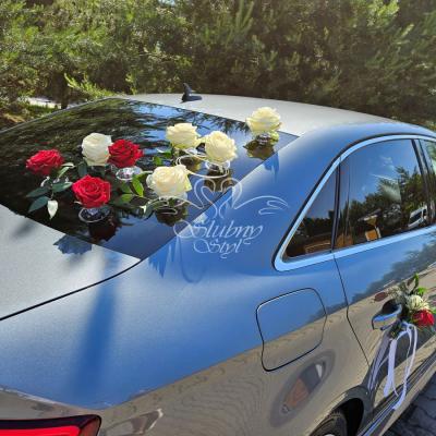 Dekoracja samochodu na ślub - białe i czerwone róże