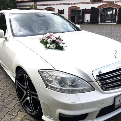 Ślubna dekoracja samochodu