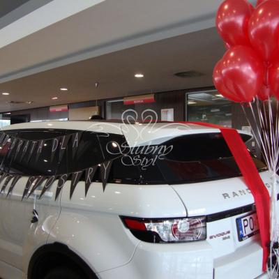 Dekoracje samochodu na prezent - balony i girlandy z proporczyków 