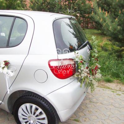 Dekoracja samochodu girlandą