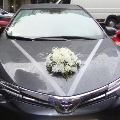 Dekoracja auta żywymi kwiatami