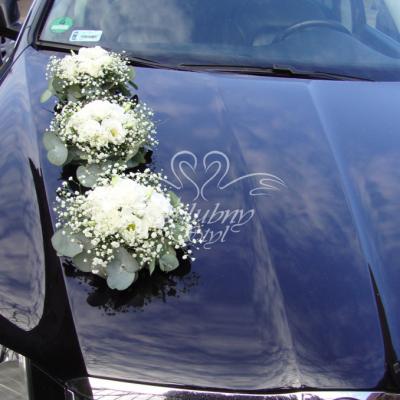 Wystrój samochodu na ślub - żywe kwiaty w połączeniu z gipsówką i zielonymi dodatkami