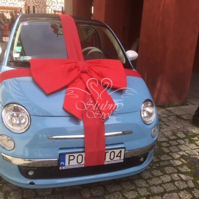 Duża kokarda na masce samochodu