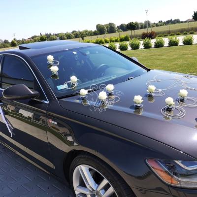 Dekoracja auta na ślub - białe róże z ratanem