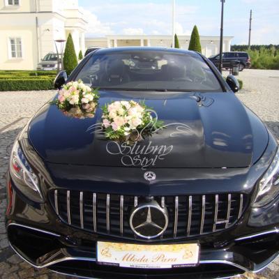 Romantyczna dekoracja samochodu na ślub