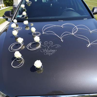 Rattanowe serca i białe róże w dekoracji auta