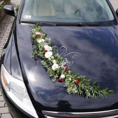 Dekoracja auta girlandą