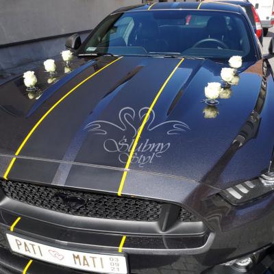 Dekoracja auta białymi różami