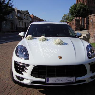 Białe hortensje i gipsówka w dekoracji