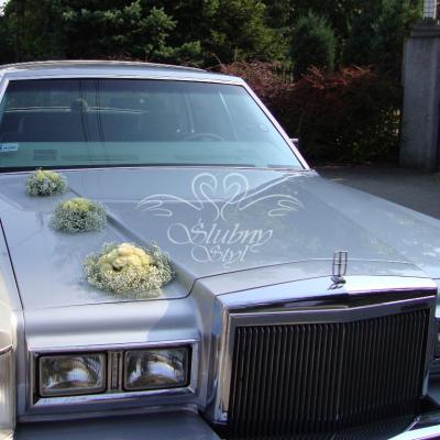 Romantyczne róże i gipsówka w wystroju