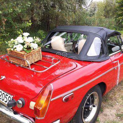 Ślubna dekoracja samochodu
