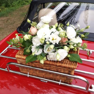 Dekoracja samochodu do ślubu - kosz wiklinowy z kwiatami