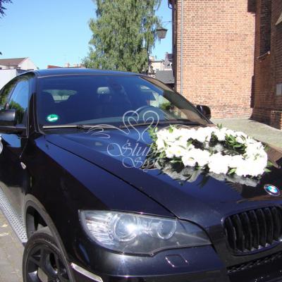 Dekoracja auta - serce z żywej białej eustomy