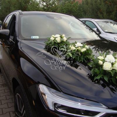 Biało-zielona dekoracja auta na ślub