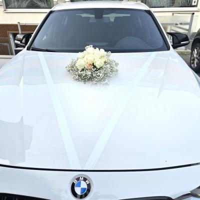 Delikatna dekoracja samochodu na ślub