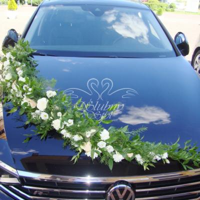 Girlanda na samochodzie ślubnym