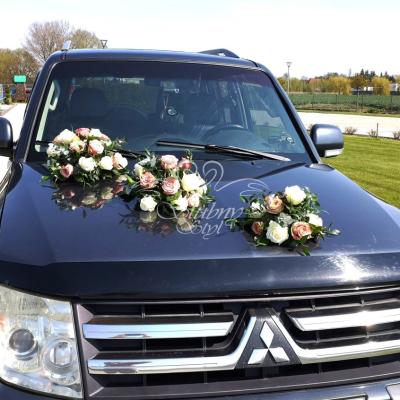 Dekoracja auta ślubnego kwiatami
