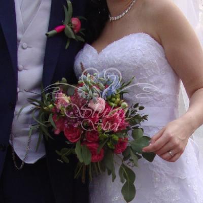 Uroczy bukiet ślubny w tonacji różowej z zielenią