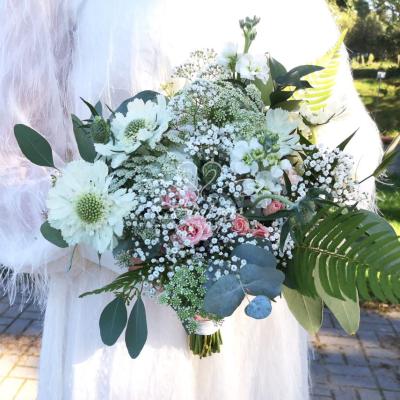 Uroczy bukiet ślubny na plener