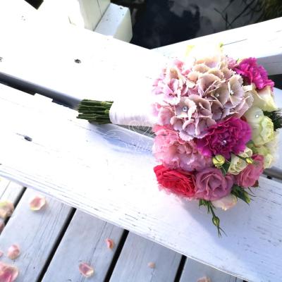 Romantyczny bukiet ślubny w odcieniach różu