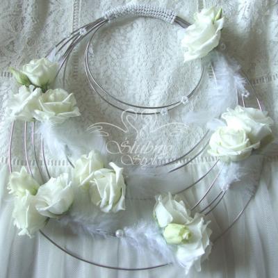 Torebka z żywych kwiatów i piórek na ślub