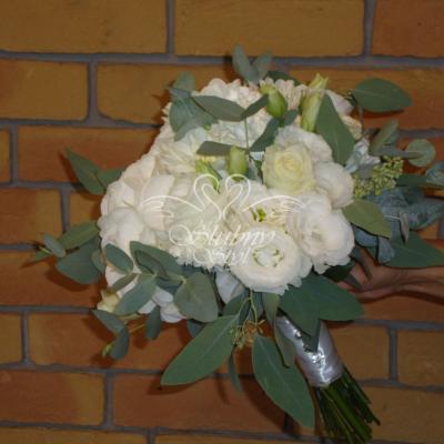 biały bukiet ślubny z dodatkiem eukaliptusa