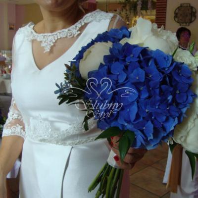 Bukiet ślubny z białych piwonii i niebieskich hortensji