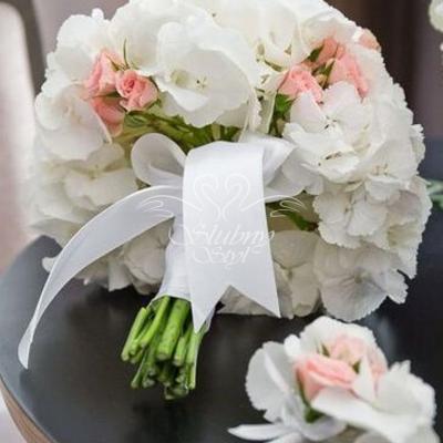 Okrągły bukiet ślubny z białej hortensji i gałązkowych różowych różyczek