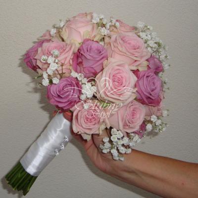 Bukiet ślubny z róż i gipsówki
