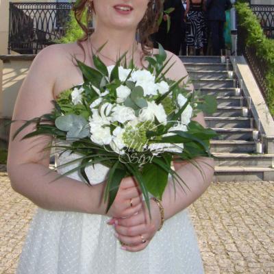 Bukiet ślubny z białych goździków i zieleni