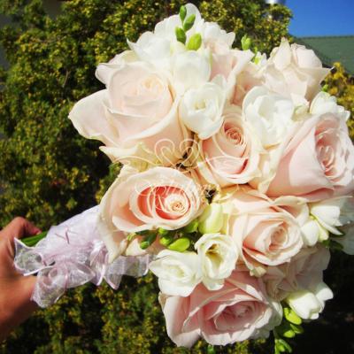 Bukiet ślubny róże w pudrowym różu i białe frezje