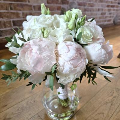 Bukiet ślubny z pudrowych piwonii i białej eustomy