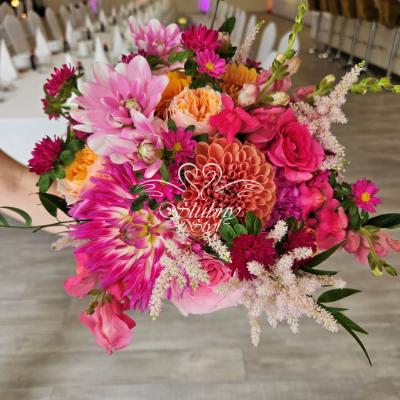 Bukiet ślubny w mocno różowych i pomarańczowych barwach