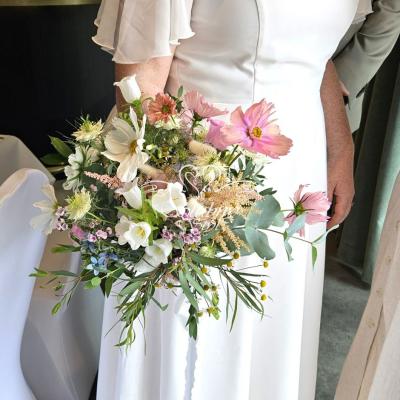 Bukiet ślubny z kwiatów polnych