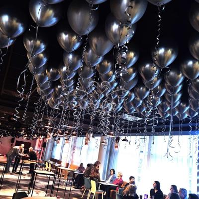 Srebrne balony z helem ozdobą sufitu