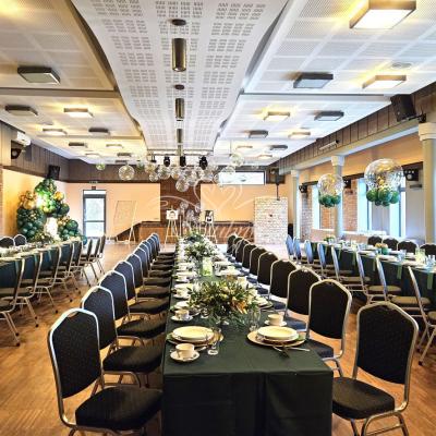 Obrusy w kolorze zieleni butelkowej