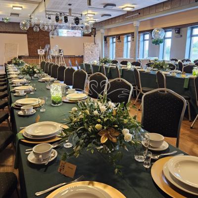 Na stołach kompozycje kwiatowe z dodatkiem złota