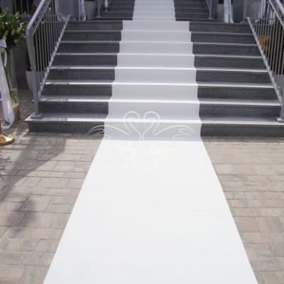 Biały dywan na schodach przed wejściem na salę weselną