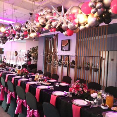 Dekoracje na 18 urodziny w kolorze fuksji, srebra i czerni