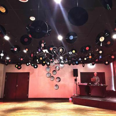 Płyty winylowe zawieszone na suficie